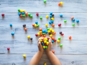 kind speelt met gekleurde balletjes