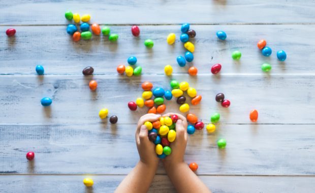 kind speelt met gekleurde balletjes