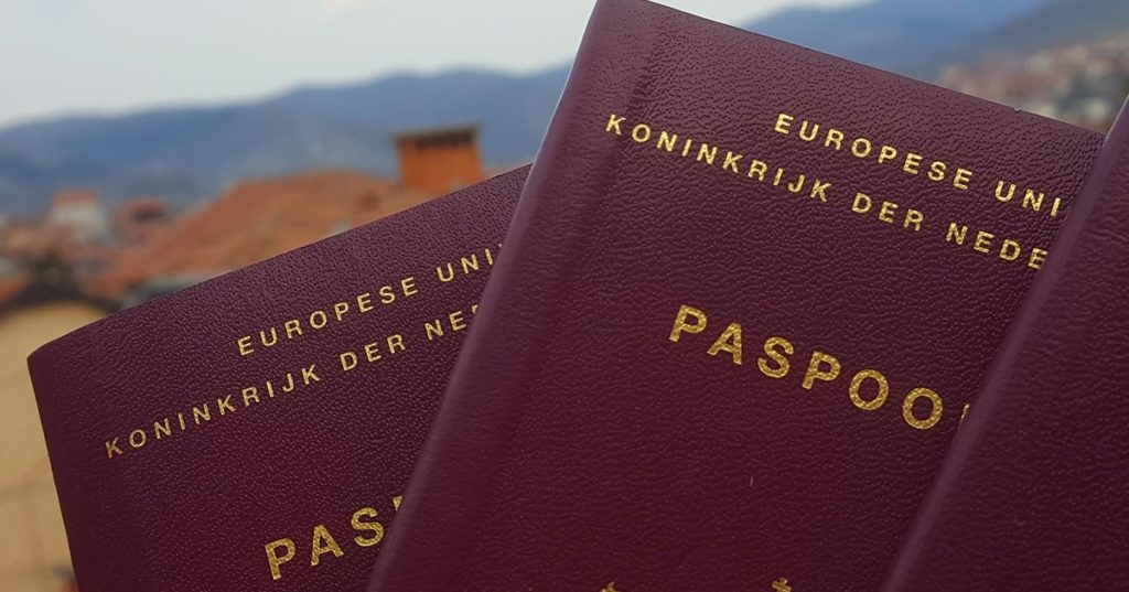 nederlandse paspoort met een landschap op de achtergrond