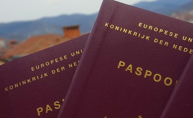 nederlandse paspoort met een landschap op de achtergrond