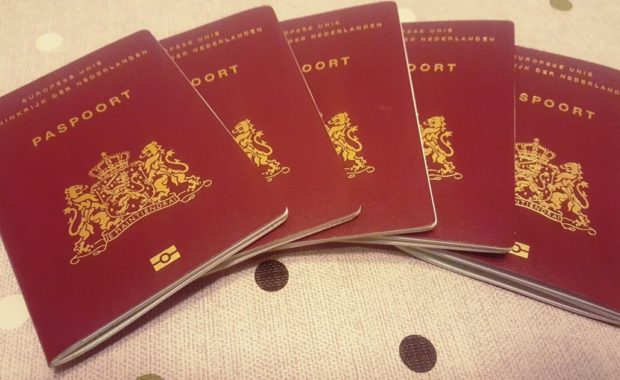 vijf nederlandse paspoorten