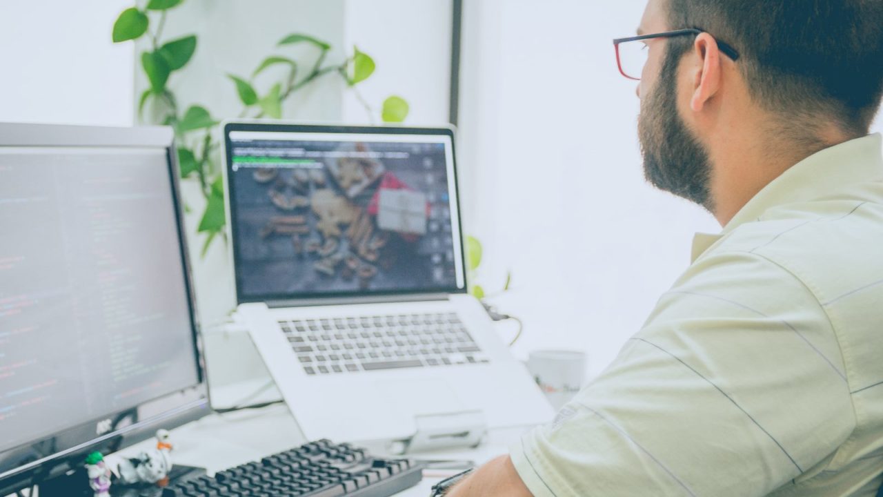 man kijkt naar webinar