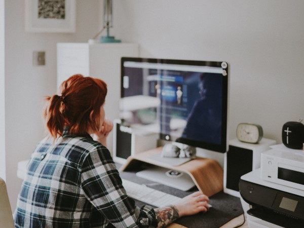 vrouw kijkt webinar snbn op computer