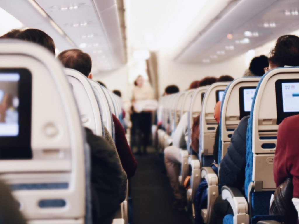 vliegtuig vol passagiers zonder coronamaatregelen