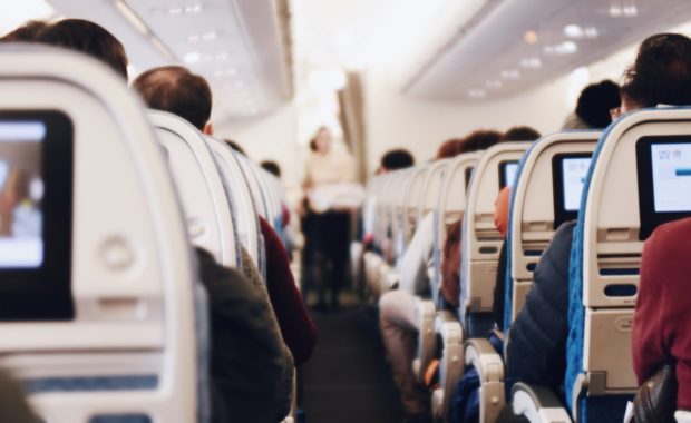 vliegtuig vol passagiers zonder coronamaatregelen