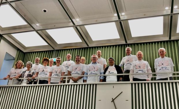 SNBN'ers aanwezig in Eerste Kamer met T-shirt van SNBN