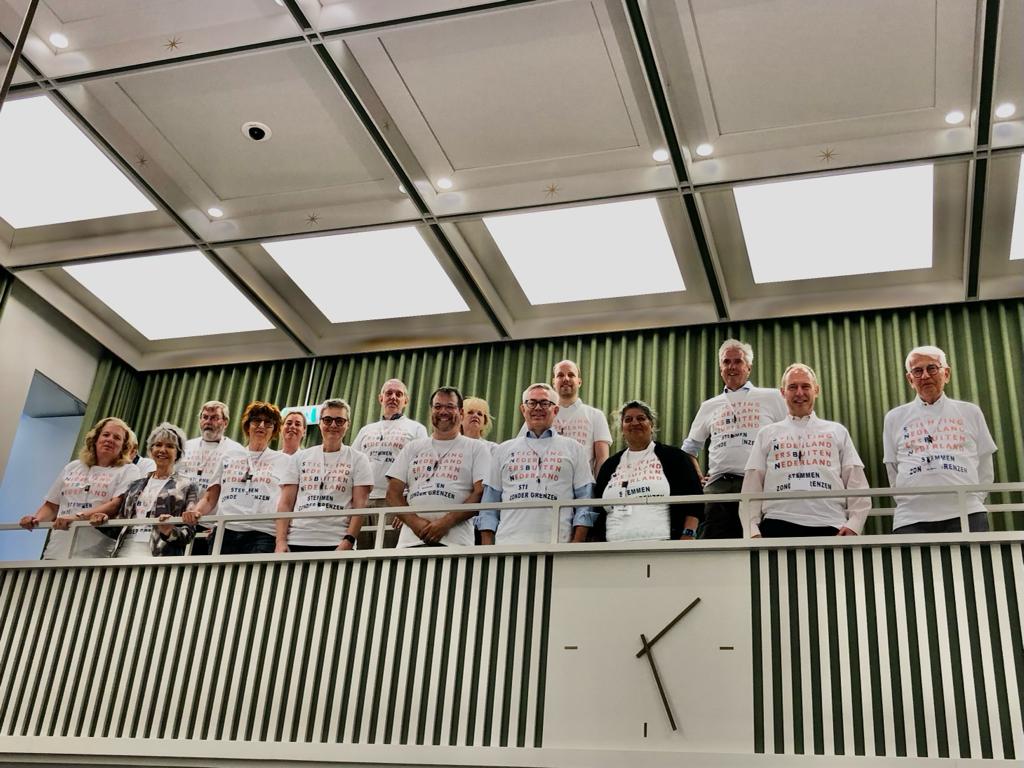 SNBN'ers aanwezig in Eerste Kamer met T-shirt van SNBN