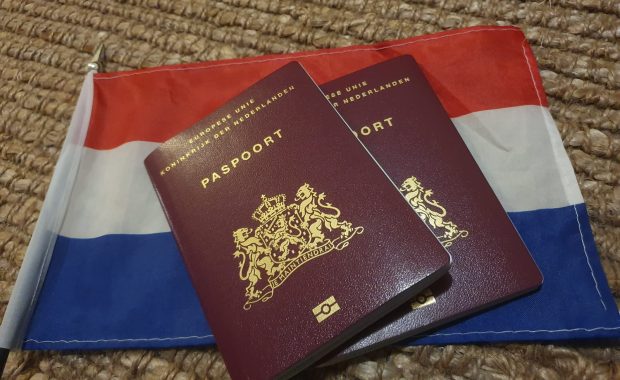 Paspoorten op Nederlandse vlag